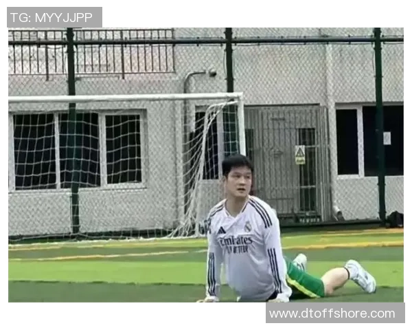 路人偶遇足球明星瞬间捕捉感人互动引发热议视频分享